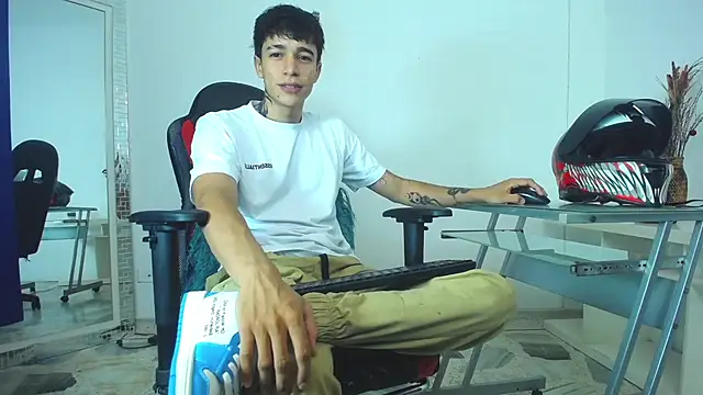 Snapshot of Zacktk7 chatting on 01.06.25 Zacktk7 online show from 01.06.25