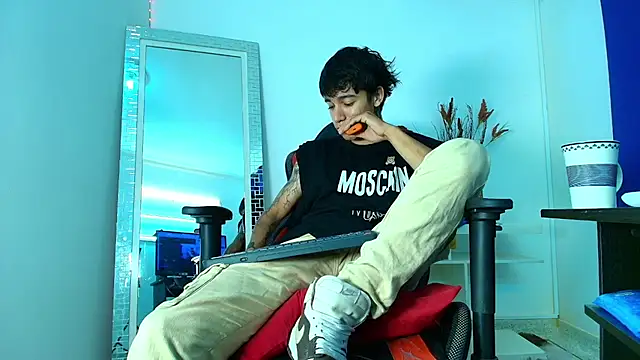 Snapshot of Zacktk7 chatting on 02.10.25 Zacktk7 online show from 02.10.25