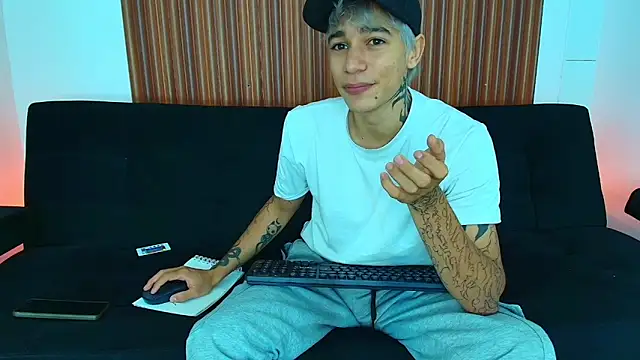 Snapshot of Zacktk7 chatting on 02.25.25 Zacktk7 online show from 02.25.25