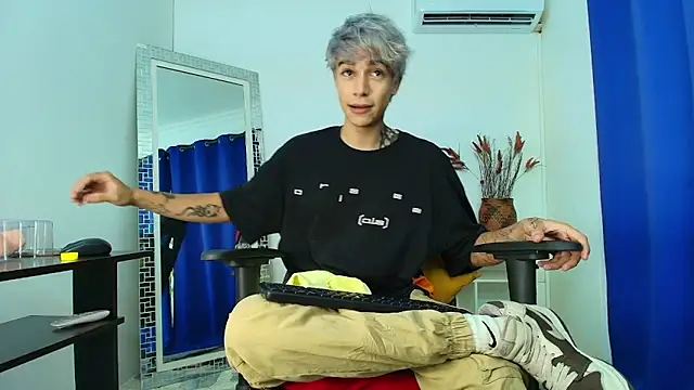 Snapshot of Zacktk7 chatting on 02.26.25 Zacktk7 online show from 02.26.25