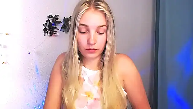 Snapshot of Queen_ofLove chatting on 05.15.26 Queen ofLove online show from 05.15.26