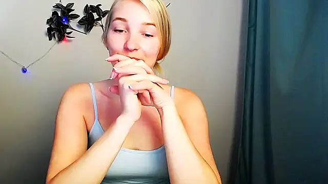 Snapshot of Queen_ofLove chatting on 05.16.26 Queen ofLove online show from 05.16.26