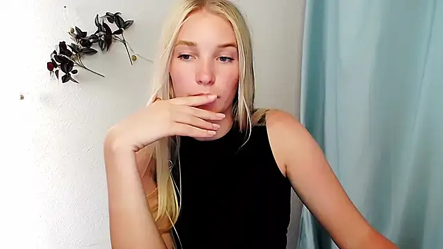 Snapshot of Queen_ofLove chatting on 06.11.26 Queen ofLove online show from 06.11.26
