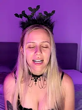 lunawolf21 online show from 10.10.25