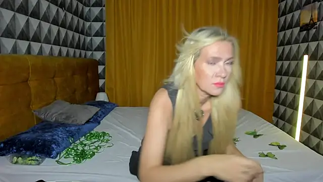Snapshot of Luna__Lewis chatting on 12.12.24 Luna Lewis online show from 12.12.24