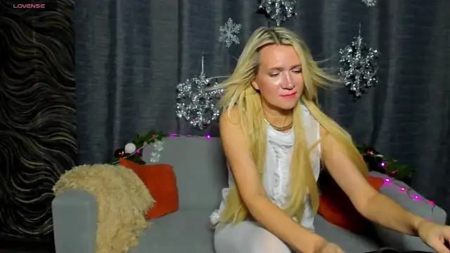 Snapshot of Luna__Lewis chatting on 12.18.24 Luna Lewis online show from 12.18.24