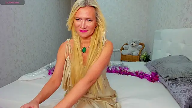 Snapshot of Luna__Lewis chatting on 12.27.24 Luna Lewis online show from 12.27.24