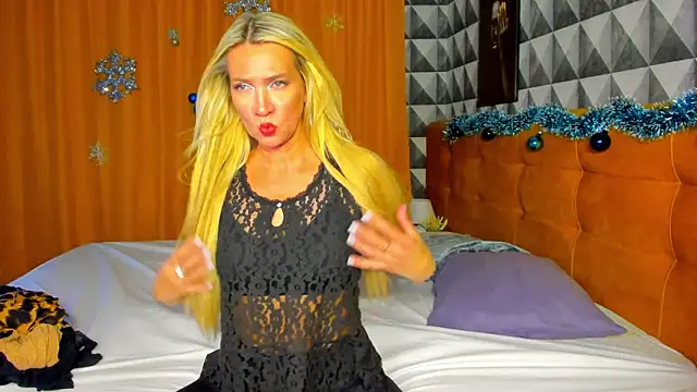 Snapshot of Luna__Lewis chatting on 12.29.24 Luna Lewis online show from 12.29.24