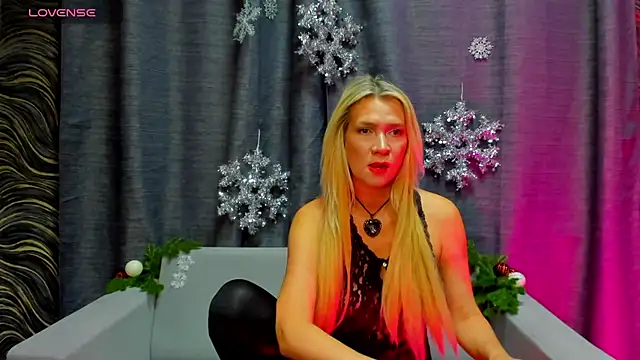 Snapshot of Luna__Lewis chatting on 12.30.24 Luna Lewis online show from 12.30.24