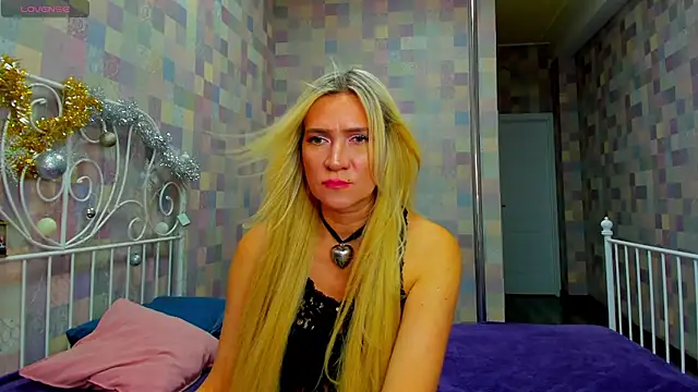 Snapshot of Luna__Lewis chatting on 01.08.25 Luna Lewis online show from 01.08.25