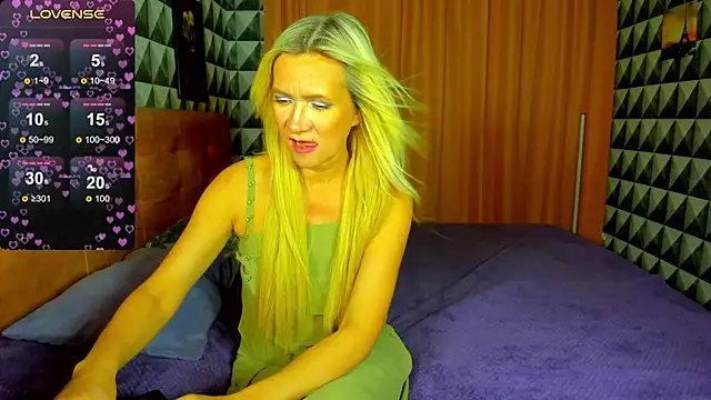 Snapshot of Luna__Lewis chatting on 01.25.25 Luna Lewis online show from 01.25.25