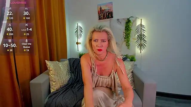 Snapshot of Luna__Lewis chatting on 09.18.25 Luna Lewis online show from 09.18.25