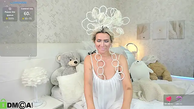 Snapshot of Luna__Lewis chatting on 10.13.25 Luna Lewis online show from 10.13.25