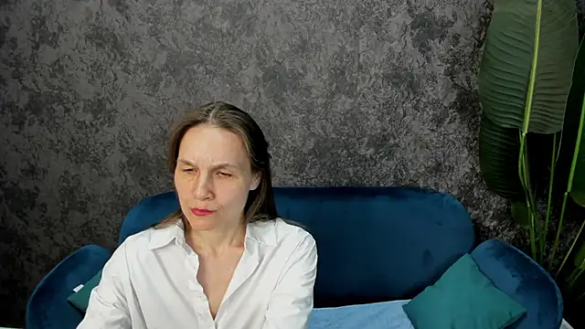 Lillian White online show from 03.04.25