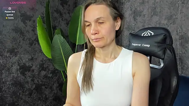 Lillian White online show from 04.07.26