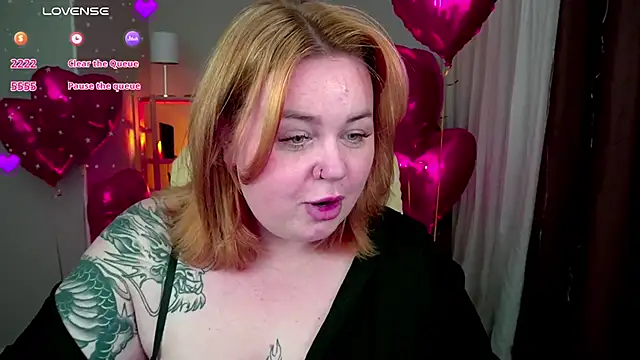 Snapshot of ZaraReignn chatting on 02.14.25 ZaraReignn online show from 02.14.25