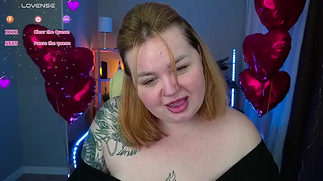 Snapshot of ZaraReignn chatting on 02.20.25 ZaraReignn online show from 02.20.25