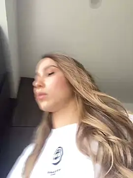 Snapshot of SophieRaily_ chatting on 12.19.24 SophieRaily online show from 12.19.24