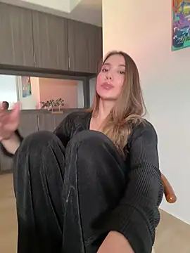 Snapshot of SophieRaily_ chatting on 02.04.25 SophieRaily online show from 02.04.25