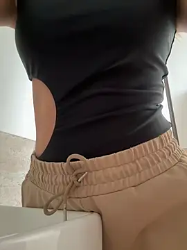 Snapshot of SophieRaily_ chatting on 02.20.25 SophieRaily online show from 02.20.25