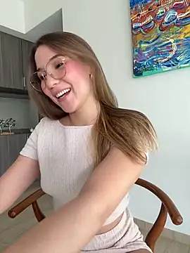 Snapshot of SophieRaily_ chatting on 03.11.25 SophieRaily online show from 03.11.25