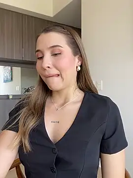 Snapshot of SophieRaily_ chatting on 03.18.25 SophieRaily online show from 03.18.25