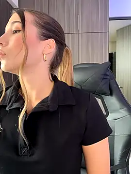 Snapshot of SophieRaily_ chatting on 09.08.25 SophieRaily online show from 09.08.25