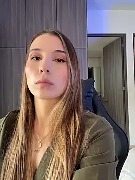 Snapshot of SophieRaily_ chatting on 09.12.25 SophieRaily online show from 09.12.25