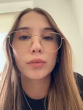 Snapshot of SophieRaily_ chatting on 09.17.25 SophieRaily online show from 09.17.25