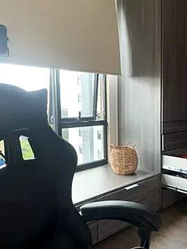 Snapshot of SophieRaily_ chatting on 09.18.25 SophieRaily online show from 09.18.25