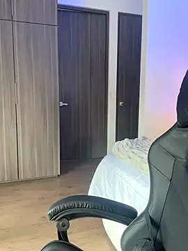 Snapshot of SophieRaily_ chatting on 09.19.25 SophieRaily online show from 09.19.25