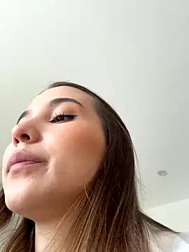 Snapshot of SophieRaily_ chatting on 09.29.25 SophieRaily online show from 09.29.25