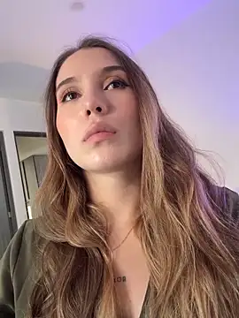 Snapshot of SophieRaily_ chatting on 10.01.25 SophieRaily online show from 10.01.25