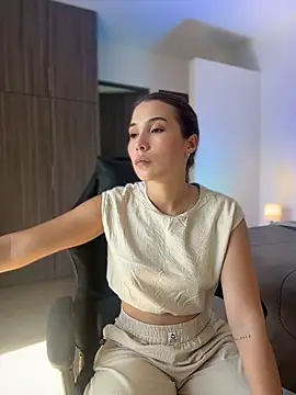 Snapshot of SophieRaily_ chatting on 11.05.25 SophieRaily online show from 11.05.25