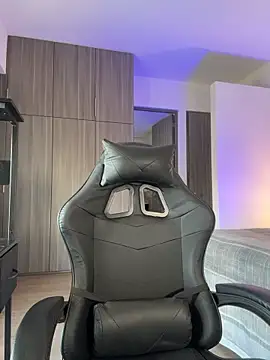 Snapshot of SophieRaily_ chatting on 11.11.25 SophieRaily online show from 11.11.25