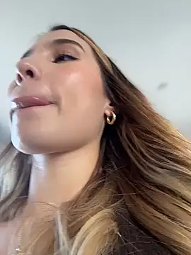 Snapshot of SophieRaily_ chatting on 01.06.26 SophieRaily online show from 01.06.26