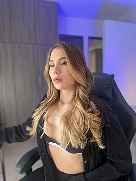 Snapshot of SophieRaily_ chatting on 01.13.26 SophieRaily online show from 01.13.26