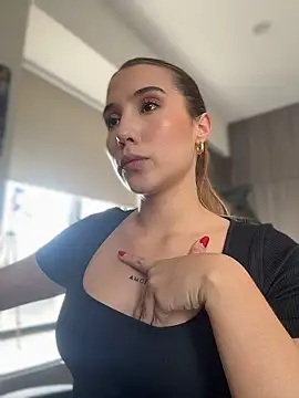 Snapshot of SophieRaily_ chatting on 01.14.26 SophieRaily online show from 01.14.26