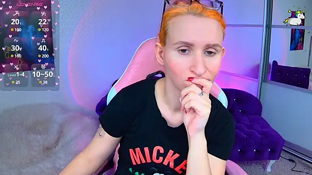 Snapshot of AliceBYKiss chatting on 02.10.25 AliceBYKiss online show from 02.10.25