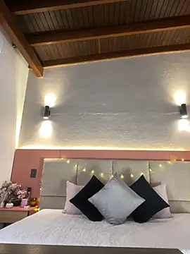 AniiRose online show from 10.17.25