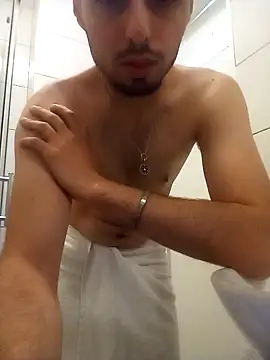 Snapshot of Raze_Elusive chatting on 10.09.25 Raze Elusive online show from 10.09.25