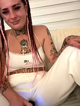 Snapshot of BlazyKitsune- chatting on 09.18.25 BlazyKitsune- online show from 09.18.25