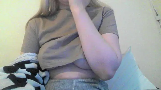 Snapshot of bunnyamy chatting on 01.19.25 bunnyamy online show from 01.19.25