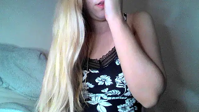 Snapshot of bunnyamy chatting on 02.10.25 bunnyamy online show from 02.10.25