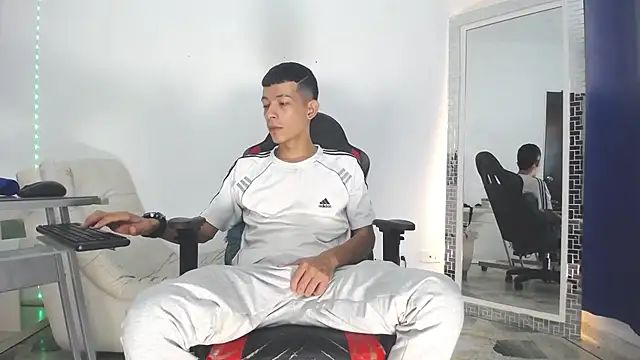 Snapshot of Favel_Gomez7 chatting on 12.25.24 Favel Gomez7 online show from 12.25.24