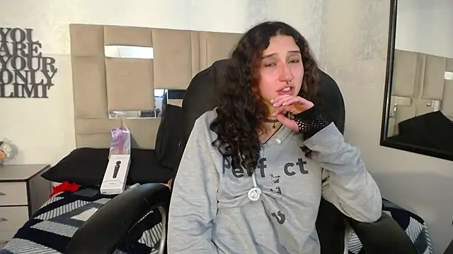 Queenjenn   online show from 12.26.24