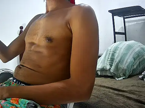 Snapshot of SkinnyLatinMan chatting on 11.01.25 SkinnyLatinMan online show from 11.01.25