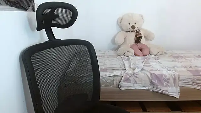 Snapshot of diamondGirl chatting on 02.11.25 diamondGirl online show from 02.11.25