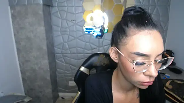 Snapshot of Tiffanny chatting on 03.13.25 Tiffanny online show from 03.13.25
