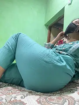 Snapshot of Black_Glow chatting on 03.10.25 Black Glow online show from 03.10.25